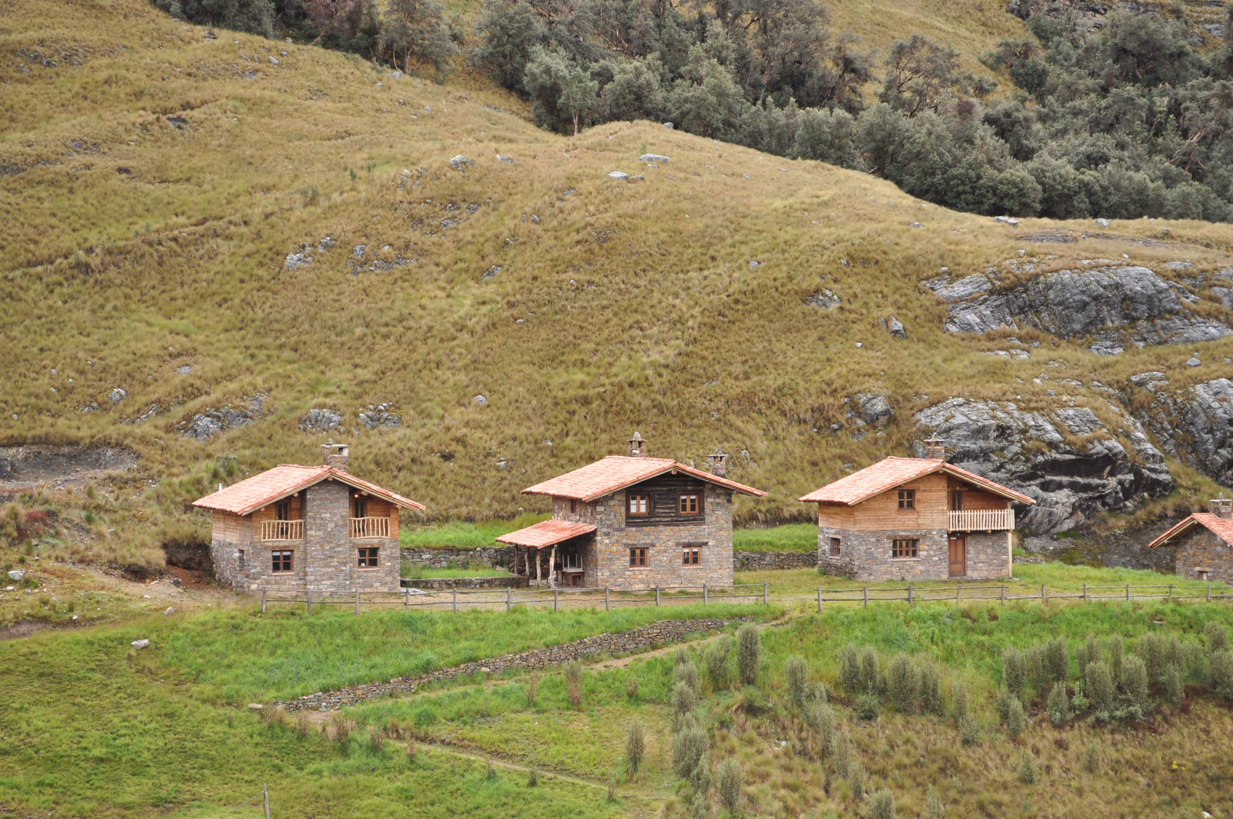 chalet_huachucocha_chavin_huantar_huari_peru_andes_hut_cordillera_blanca_2