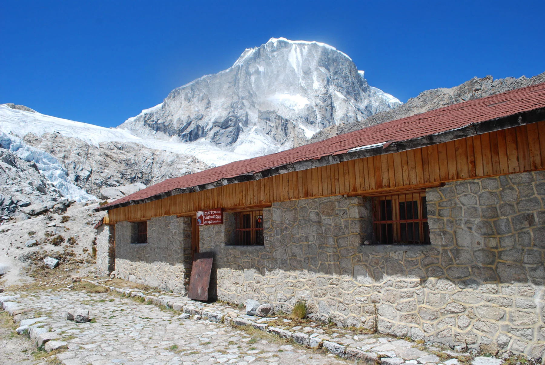 refugio_longoni_peru_andes_hut_cordillera_blanca_0